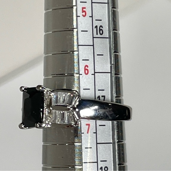 Black Stone Ring with Baguette Rhinestone Details Size 6.75 - Picture 6 of 6